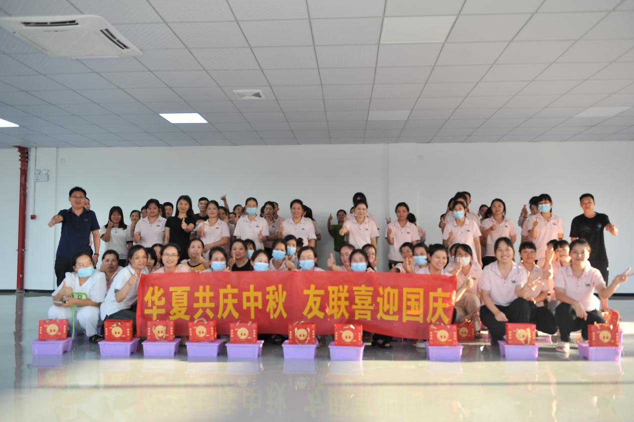 Le peuple chinois célèbre la fête de la mi-automne et Yoly accueille ensemble la fête nationale