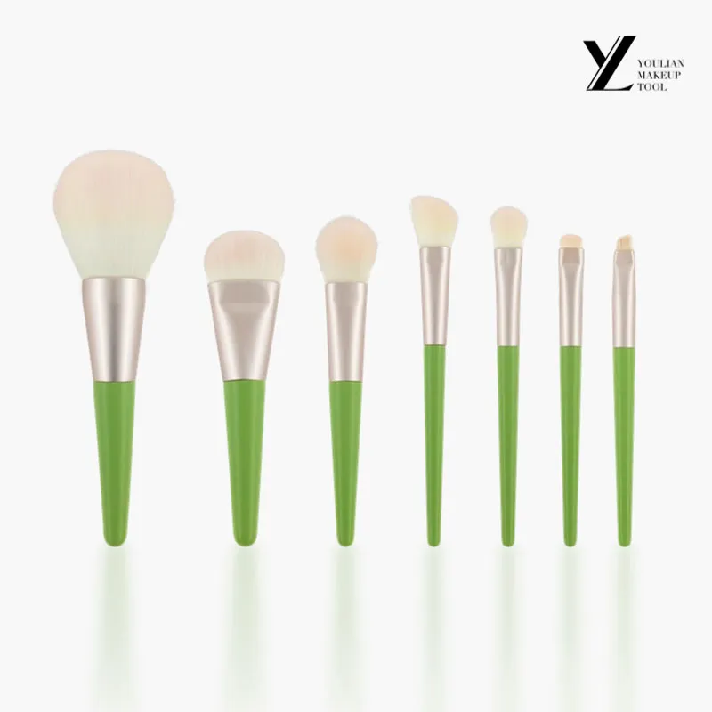 Quelles sont les différences entre les pinceaux de maquillage faits de différents matériaux?