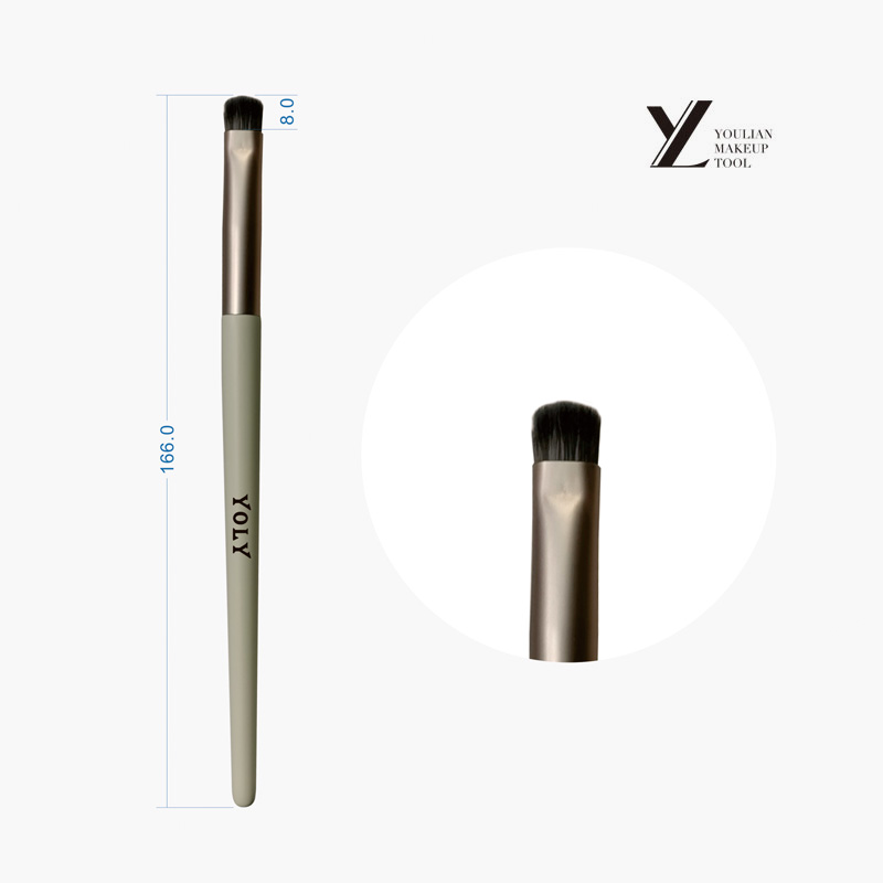 Comment dois-je nettoyer mon pinceau eye-liner après utilisation ?